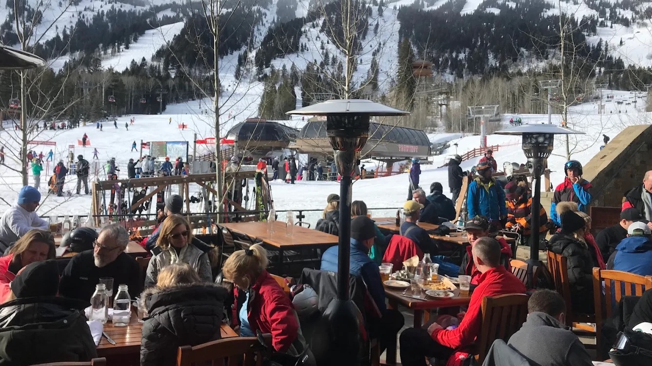 People enjoying apres ski at Jackson Hole People enjoying apres ski at Jackson Hole